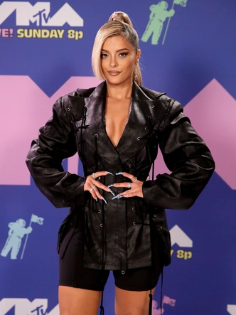 MTV Video Music Awards 2020: лучшие и худшие наряды звезд на красной дорожке