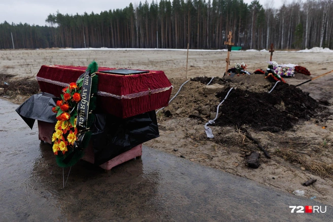 Данила похоронили на городском кладбище.—&nbsp;А рядом, возле прохода, я лягу,&nbsp;— говорила Ольга, стоя возле могилы сына | Источник: Ирина Шарова / 72.RU 