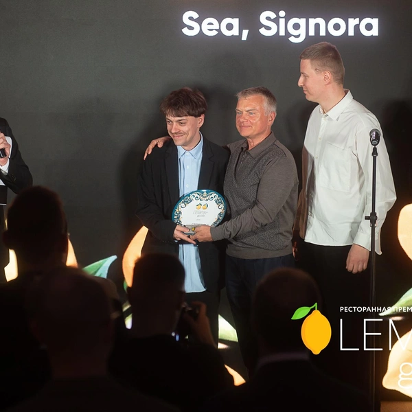 Вручение тарелки ресторану Sea, Signora | Источник: Сергей Николаев/ FONTANKA.RU