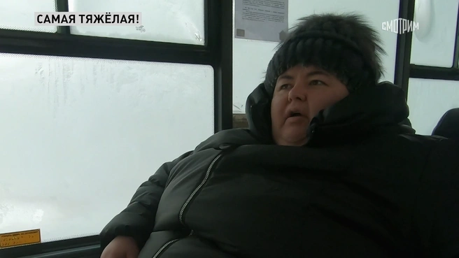 Анастасия не помещалась на одно место, поэтому была вынуждена просить уступить ей сразу два | Источник: кадр из шоу «Прямой эфир!» (16+), «Россия 1», 2023 год