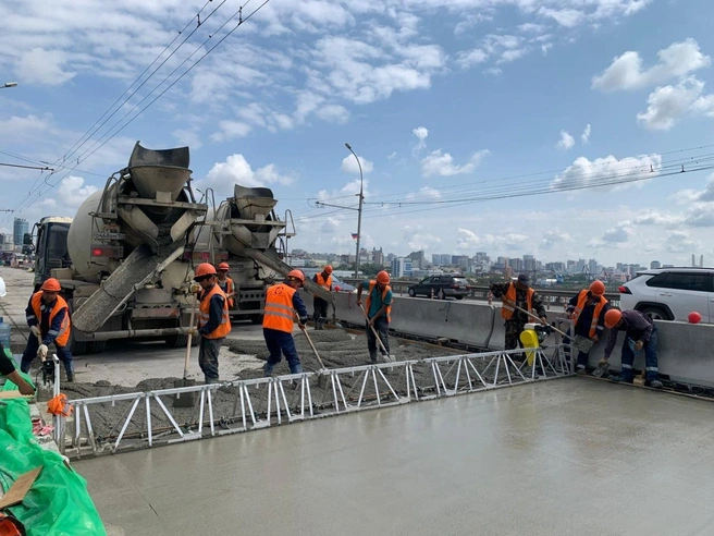 Покрытие выравнивают с помощью бетономешалок | Источник: мэрия Новосибирска
