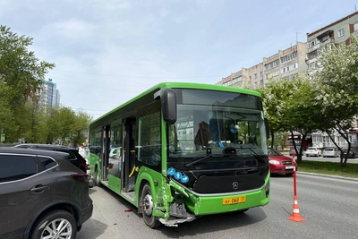 В Тюмени автобус протаранил шесть машин: подробности
