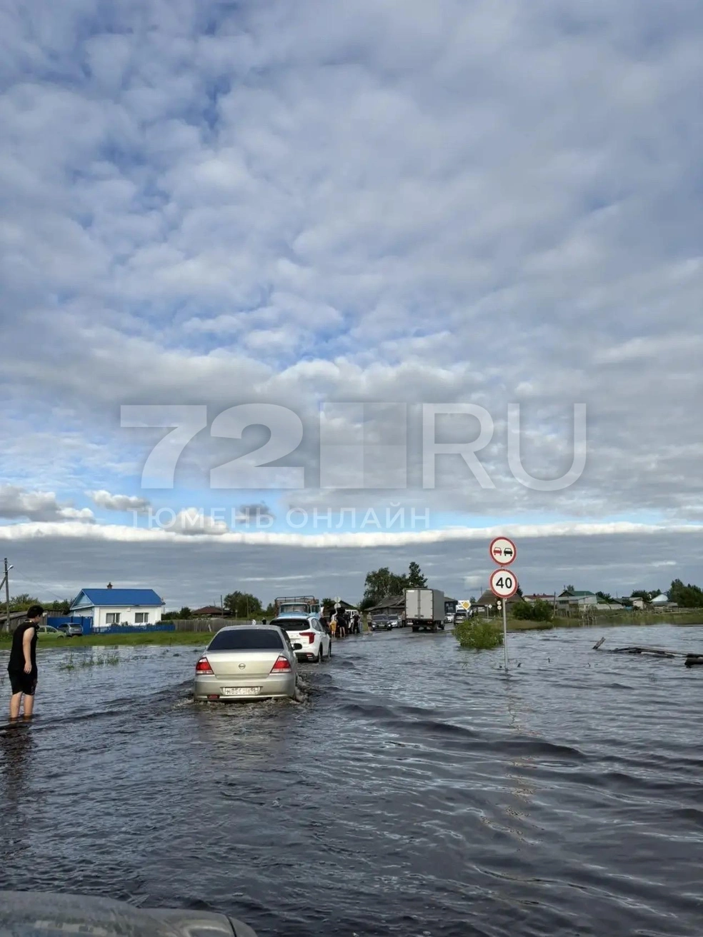 Воды на дороге много&nbsp;— по щиколотку | Источник: Мария Токмакова / 72.RU