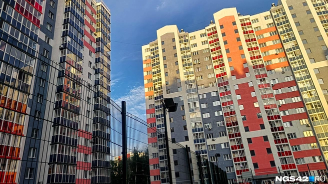 За яркими фасадами всё не так благополучно | Источник: Елена Денисова / NGS42.RU