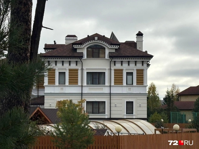 С мостика у пруда видна территория хозяйского дома и заметна теплица  | Источник: Мария Токмакова / 72.RU