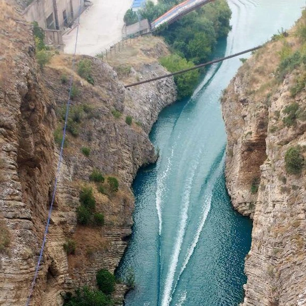 Можно прокатиться по реке на дне ущелья, а можно посмотреть на лодки сверху | Источник: читательница E1.RU Юлия