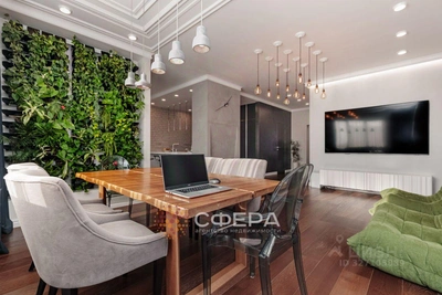 Квартиру с фитостеной продают в Новосибирске за 50 миллионов