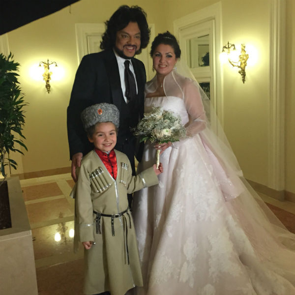 Счастливая невеста со свидетелем Филиппом Киркоровым и сыном Тьяго