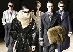 Оверсайз уходит, возвращается линия: стильные приемы с мужского показа Saint Laurent