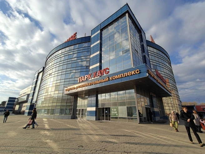 В торговом центре «Парк Хаус» введены новые правила для работников магазинов. | Источник: Кирилл Кушнов / E1.RU
