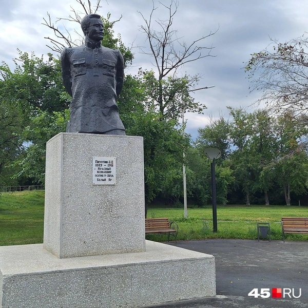Бюст красноармейца Пичугина украшает Гагаринский сквер | Источник: Александр Лисихин /45.ru