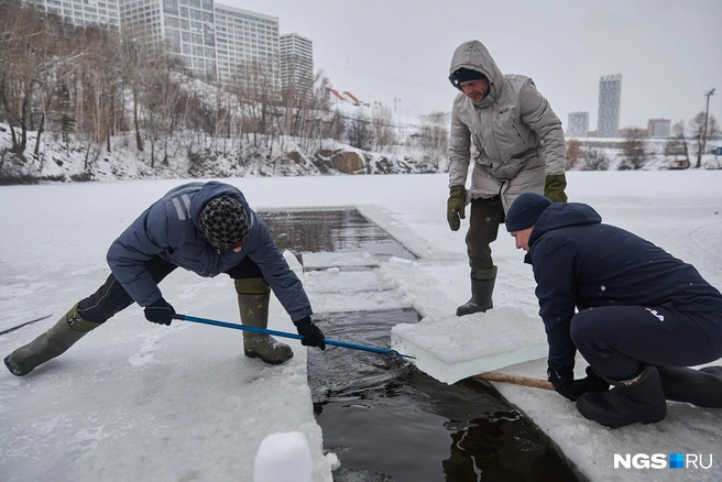Любители закаливания встретили начало сезона | Источник: Александр Ощепков / NGS.RU