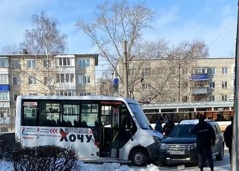 В Ульяновске столкнулись маршрутка и кроссовер | Источник: vk.com/uldriver