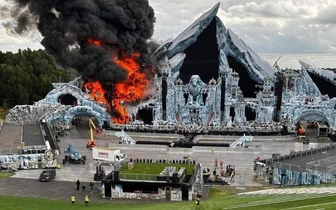 Мощнейший пожар уничтожил сказочную сцену фестиваля Tomorrowland в Бельгии за несколько дней до открытия