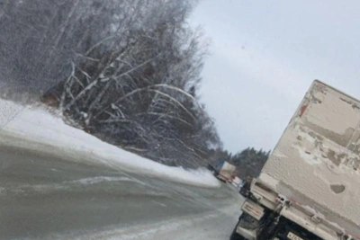 Машина в кювете вызвала пробку под Екатеринбургом