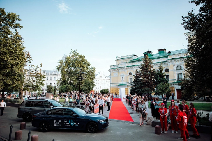 Прекрасная Куркова, Гришаева в жемчугах и внебрачный сын Пореченкова: звезды открыли «Горький fest — 2023»