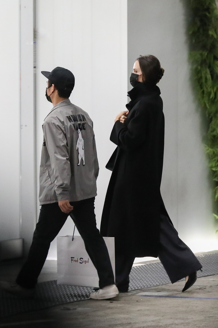 Фото №1 - Черное пальто Анджелины Джоли — эталон сдержанности и элегантности