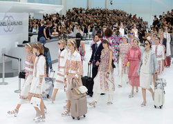 Неделя моды в Париже: показ Chanel