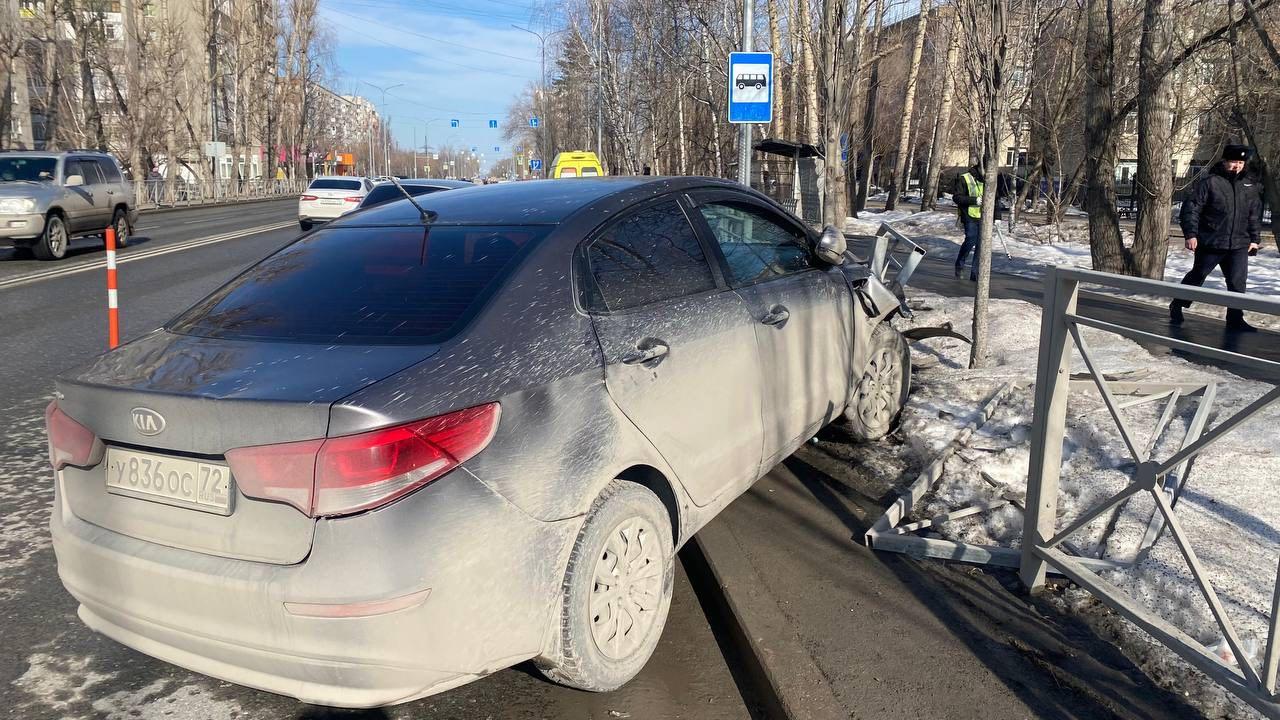 В Тюмени водитель влетел в ограждение и скончался - 22 марта 2023 - 72.ру