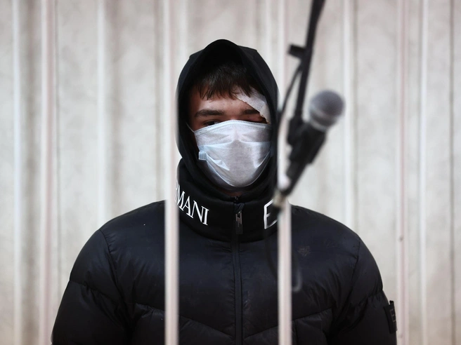 В суде обвиняемый появился в той же куртке, что и во время ДТП | Источник: Александр Ощепков