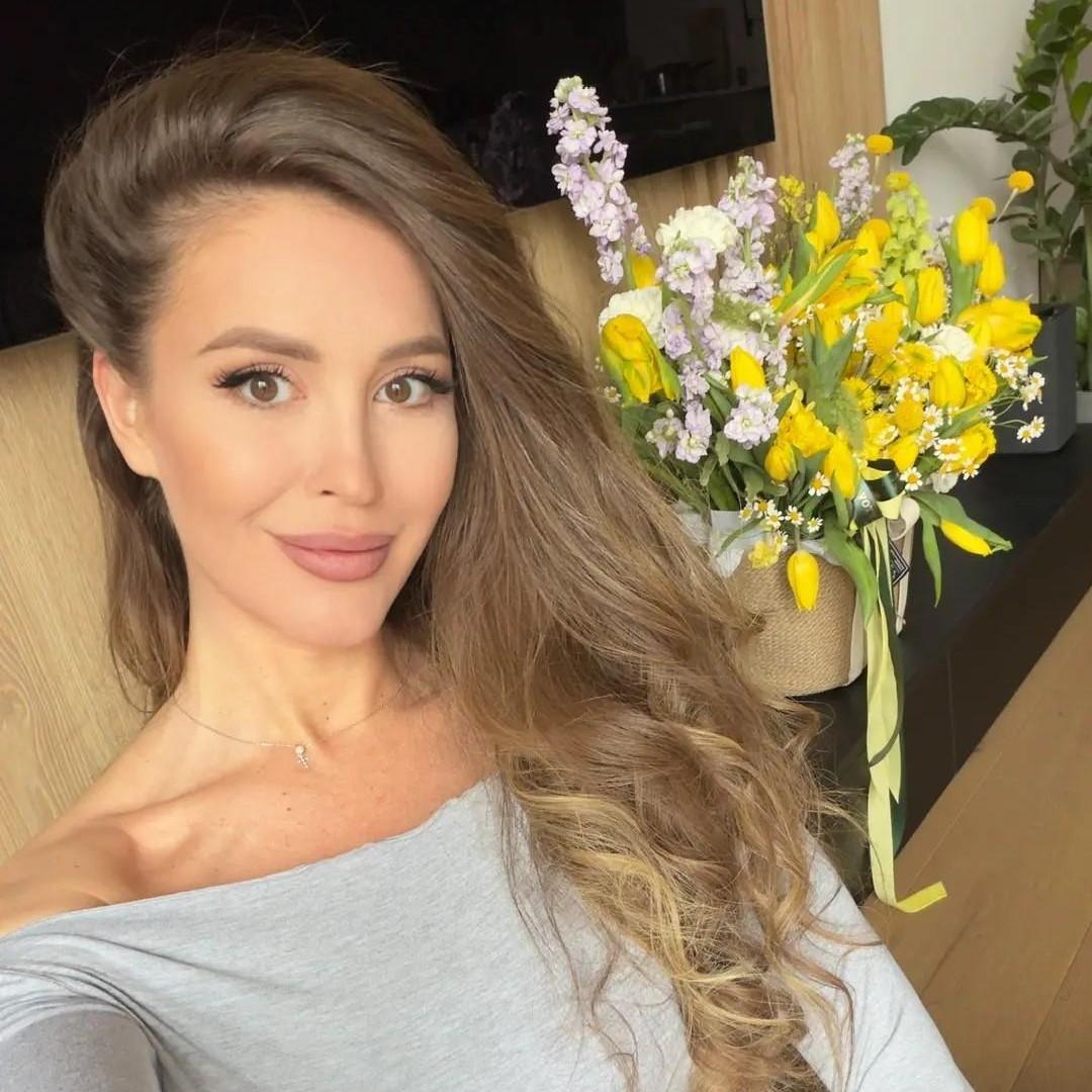 «Я думала, лапа хочет пожелать мне любви и деток»: Ольга Бузова расплакалась, узнав о беременности сестры Ани