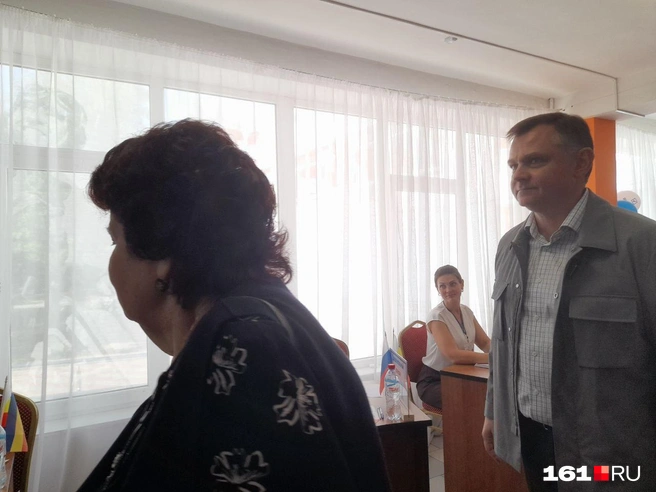 Свою маму Юрий Слюсарь пропустил первой на регистрацию | Источник: Ксения Сухоленко / 161.RU