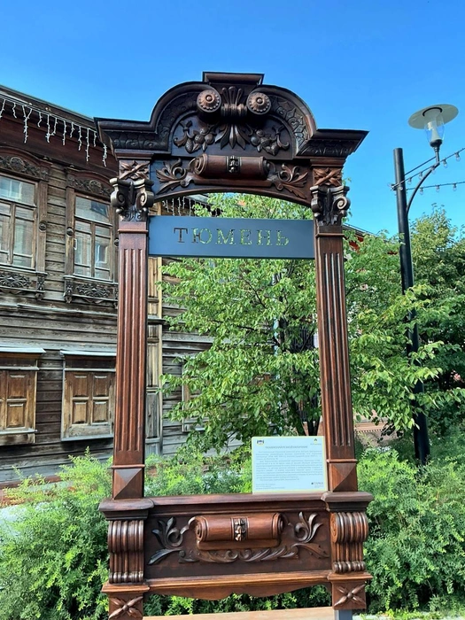 Павел Гнилорыбов побывал на улице Дзержинского и остался под впечатлением от обилия увиденной здесь деревянной резьбы | Источник: Архитектурные излишества / T.me