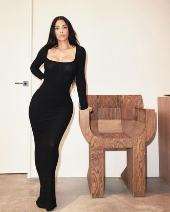 Ким Кардашьян в соблазнительном обтягивающем платье, которое идеально подчеркивает все ее формы 💣