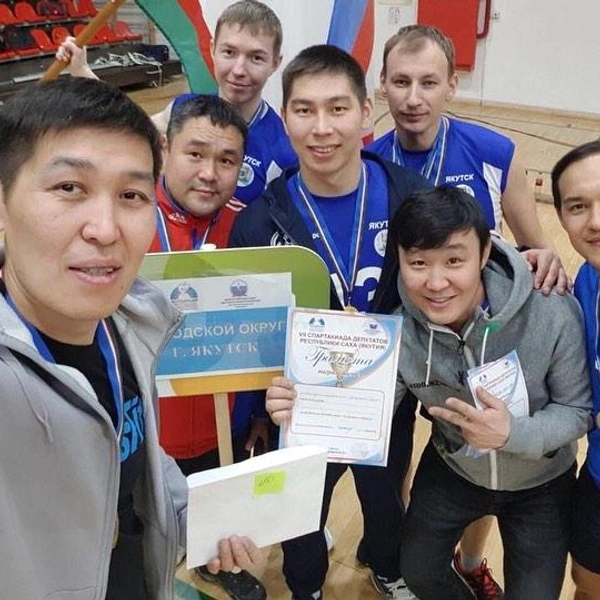 Владимир Булкин с депутатами Гордумы в 2018 году. Знакомые все лица: Анатолий Семенов, запредседателя правительства Якутии, экс-руководитель СЭГХ Якутска Владимир Аммосов, министр экологии Якутии Евгений Перфильев  | Источник: Владимир Булкин / Facebook (Экстремистская организация, деятельность запрещена на территории РФ)