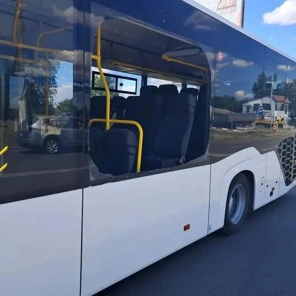 Из-за упавших обломков БПЛА в автобусе выбило стёкла. | Источник: Евгений Балицкий / max.ru