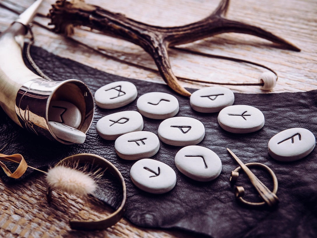 Рунический гороскоп на 2023 год: что ждет каждый знак Зодиака | marieclaire.ru