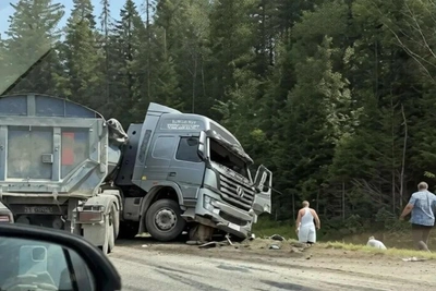 Фура снесла трактор на Восточном обходе: пробка