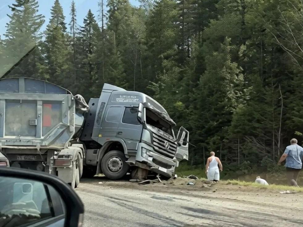 Авария на Восточном обходе: фура сбила трактор и вызвала затор