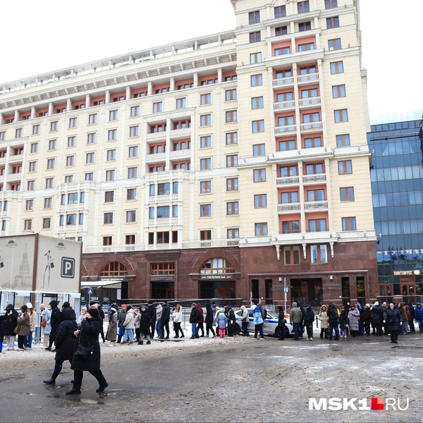 Москвичи выстроились в очередь, чтобы попасть на Красную площадь | Источник: Татьяна Спиридонова / MSK1.RU