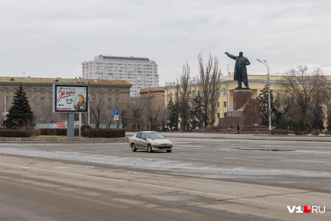 Одинокий «француз» на фоне Ильича | Источник: Алексей Волхонский