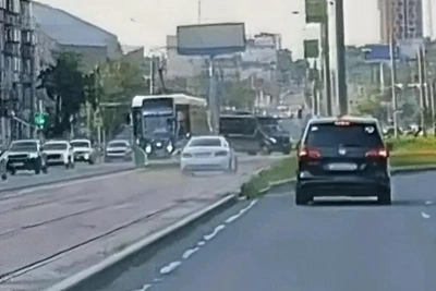 Водитель Mercedes нарушил ПДД в центре Челябинска