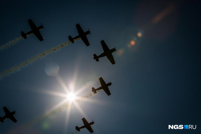 Посмотрите на фотографию с выступления пилотажной группы «Барсы» на «Як-52» в 2019 году. Кстати, женщины-пилоты не первый год летают на авиашоу | Источник: Александр Ощепков / NGS.RU