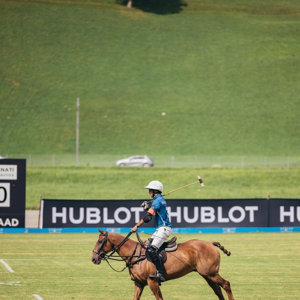 Как прошел Hublot Polo Gold Cup Gstaad 2025: королевский спорт в сердце Альп и уникальные часы для победителей | marieclaire.kz