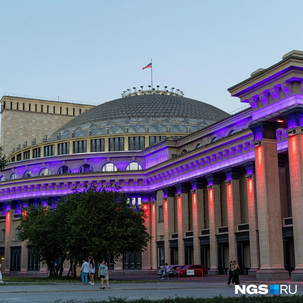 Вечер и свежая подсветка фасада | Источник: Александр Ощепков / NGS.RU