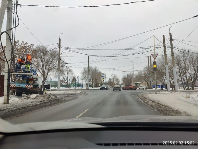 Фото было опубликовано в 15.06, сейчас светофор уже починили | Источник: «Южный нам нужный» / t.me/yujniyNamNujniy