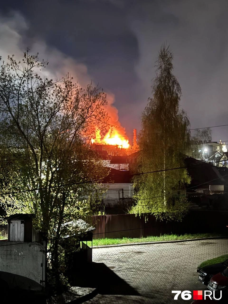Зарево видно в разных частях Коровников  | Источник: читатель 76.RU 