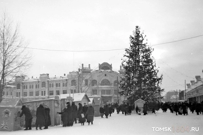 Новогодние гуляние у «Пассажа Второва» на проспекте Ленина (декабрь 1959 года) | Источник: pastvu.com / В. Мужипов