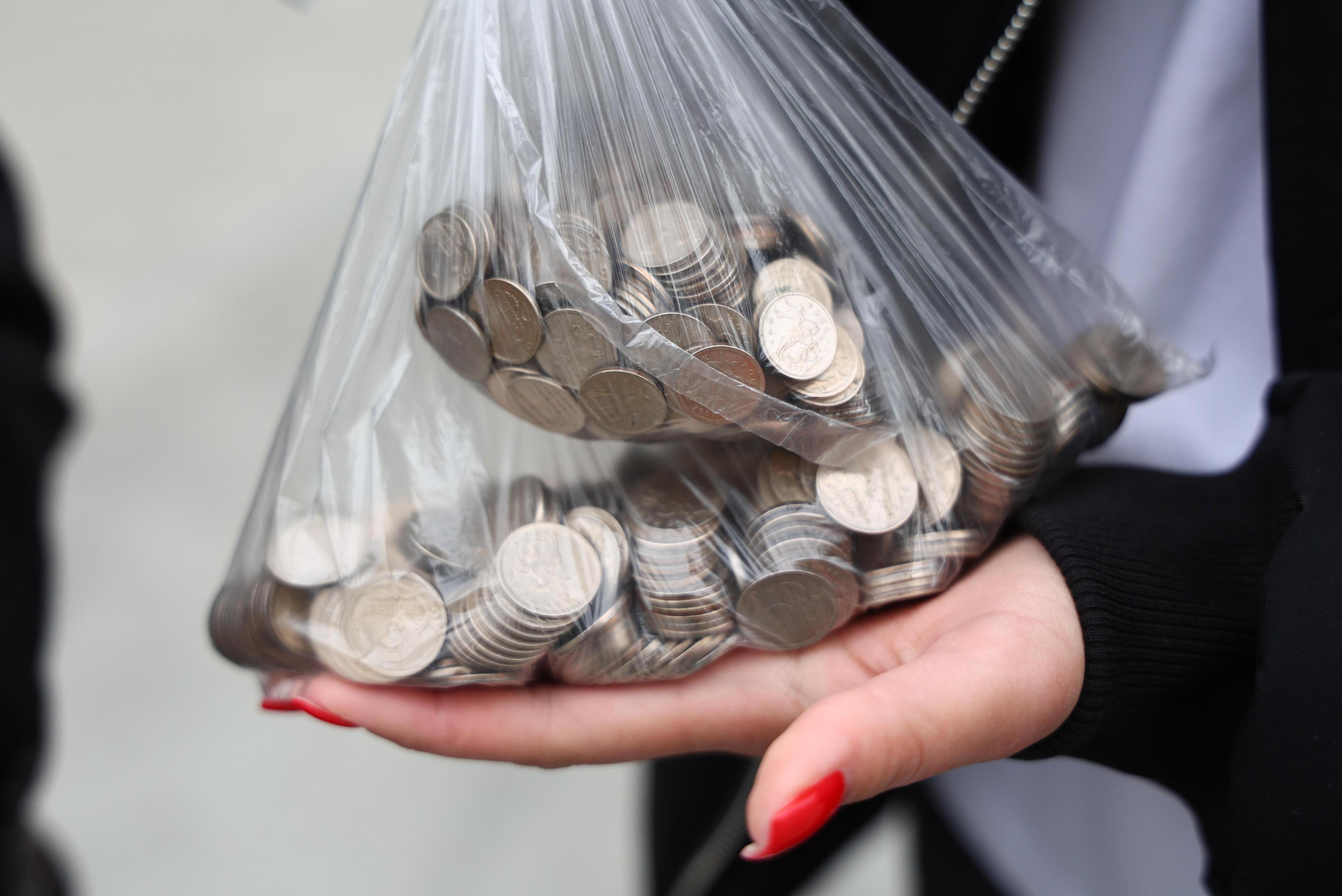 Сдать мелочь в банк акция. Где можно сдать монеты. Сдача мелочью. Монетная неделя. Сдать мелочь в екатеринбурге.