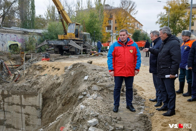 Огромная яма как символ огромных проблем, с которыми столкнулся город | Источник: Алексей Волхонский / V1.RU