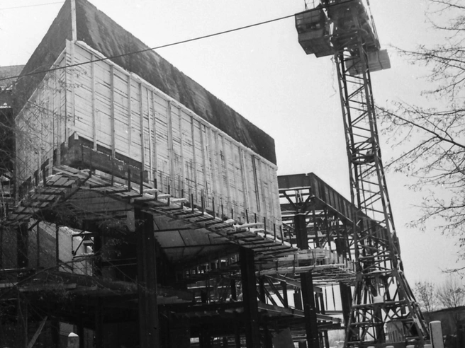 Зимой 1977 года на площадке, где позже появился ТЮЗ, велось активное строительство. | Источник: Виктор Латышев / музей Боевой и Трудовой Славы средней школы № 36