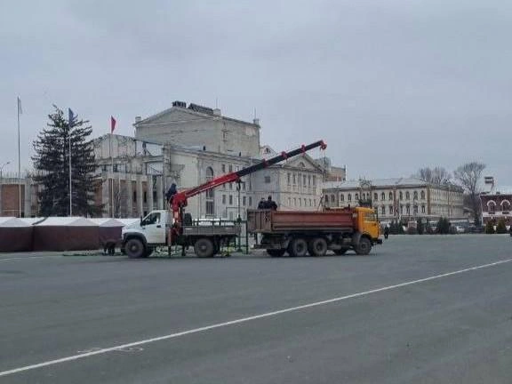 Елку начали ставить на Театральной площади | Источник: Саратов: Открылось/Закрылось / Telegram