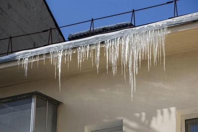 В Новосибирске из-за потепления ожидается падение снега и сосулек