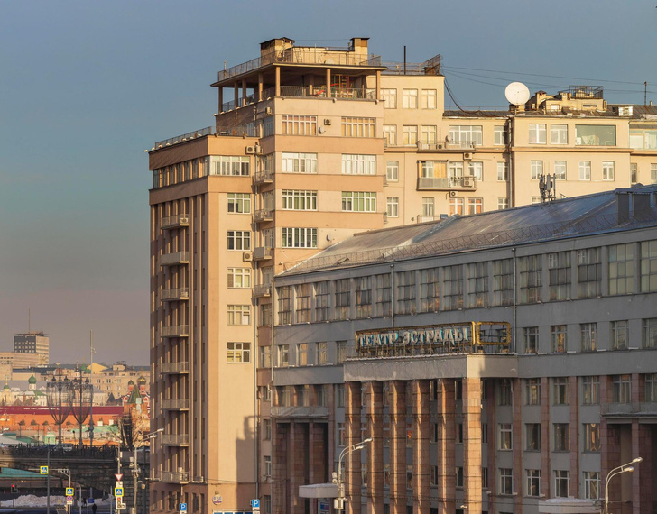 С видом на Кремль: как строился и чем жил московский Дом на набережной