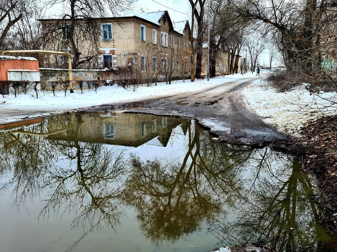 Фотографии демонстрируют одновременное сосуществование реального мира и его отражения. | Источник: Константин Завриков / V1.RU