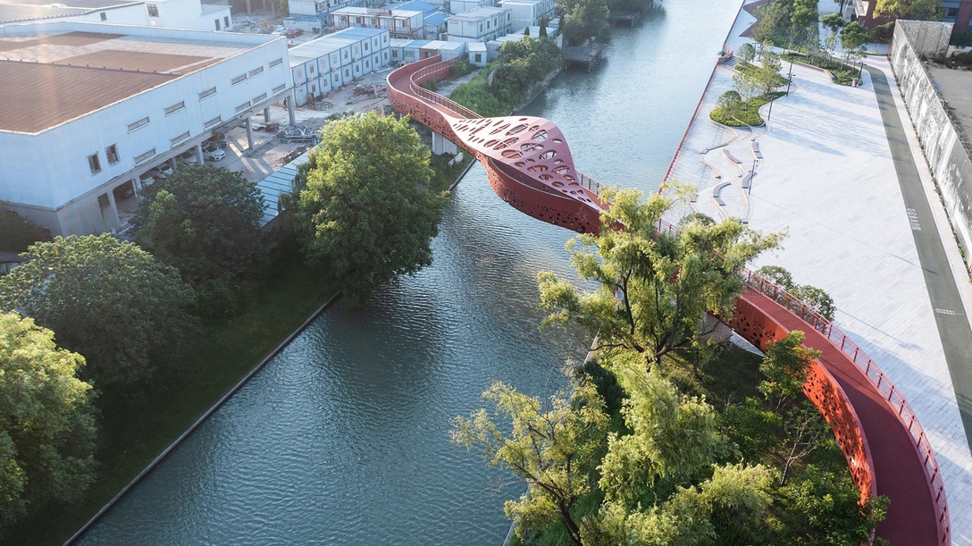 Набережная с необычными мостами в Шанхае | Источник: Шайн Лаб